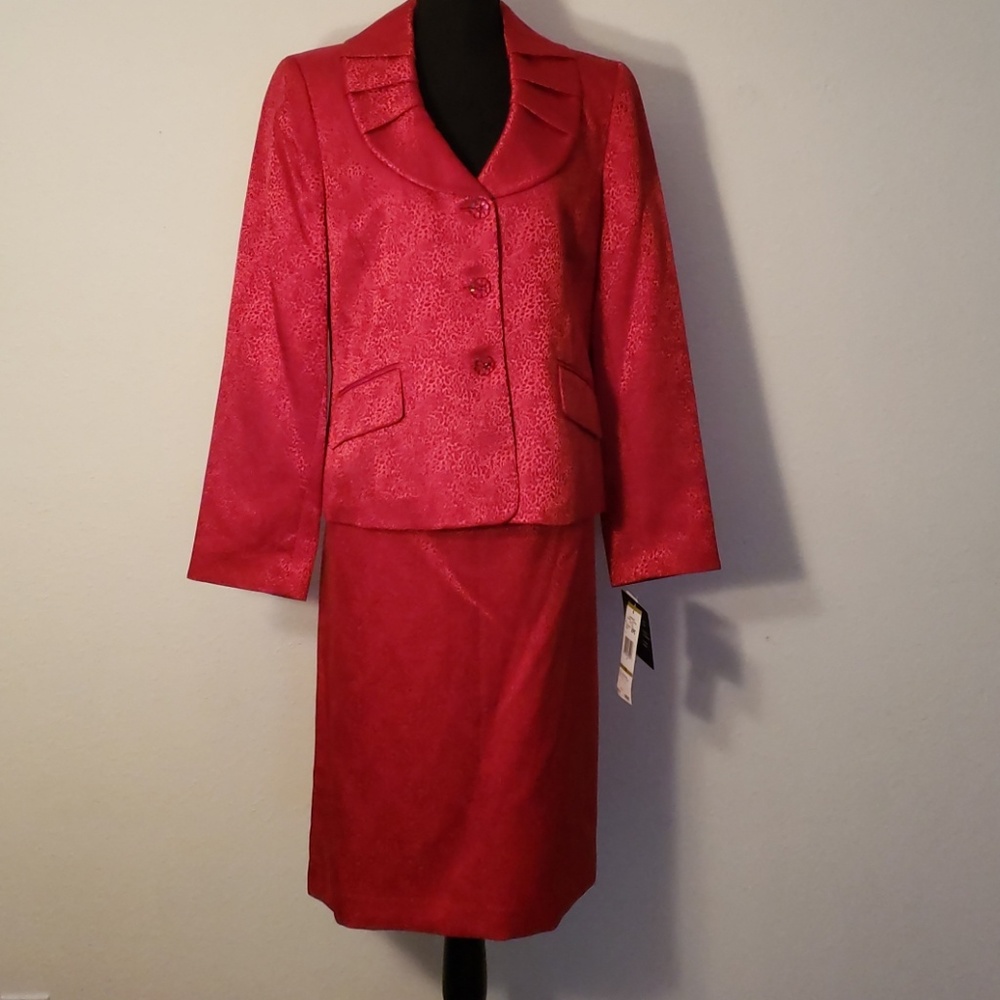 Red, 2-piece Lined Skirt Suit, Size 14, BNWT